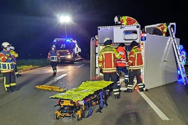 Rettungswagen kippt um