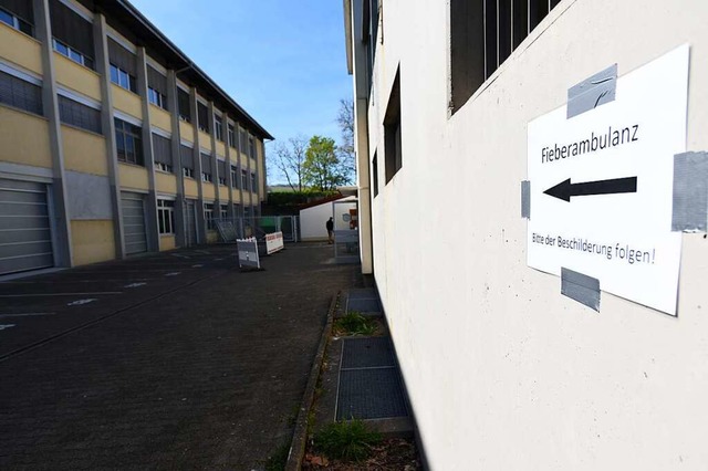 Eines der Schilder, das Patienten in d...sbuckstrae zur Fieberambulanz leitet.  | Foto: Jonas Hirt