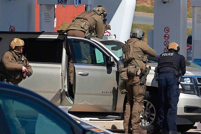 Einsatz der kanadischen Polizei an einer Tankstelle.  | Foto: Tim Krochak (dpa)