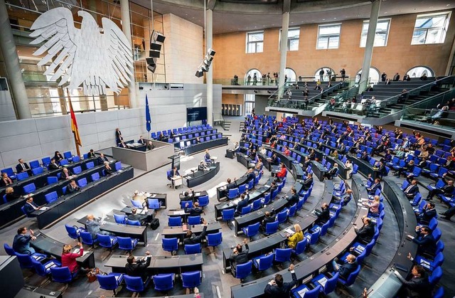 Der Bundestag tagt mit Abstand.  | Foto: Michael Kappeler (dpa)