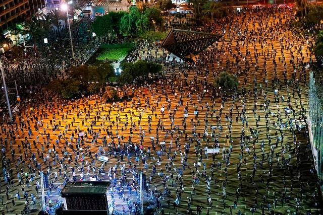 Die Demonstrantinnen und Demonstranten...bin-Platz in Tel Aviv hielten Abstand.  | Foto: JACK GUEZ (AFP)