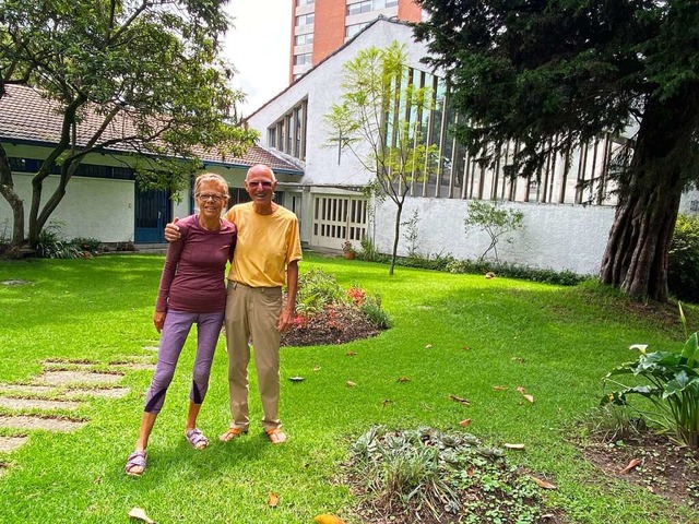 Walter und Susanne Baler im Garten de...lischen Gemeinde von Quito in Ecuador.  | Foto: Privat