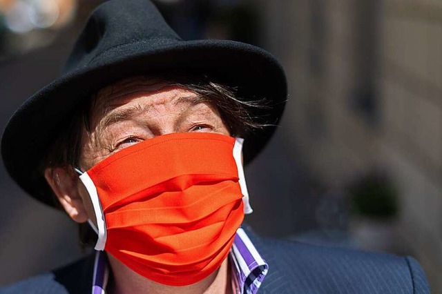 Mann mit Schutzmaske (Symbolfoto)  | Foto: Robert Michael (dpa)