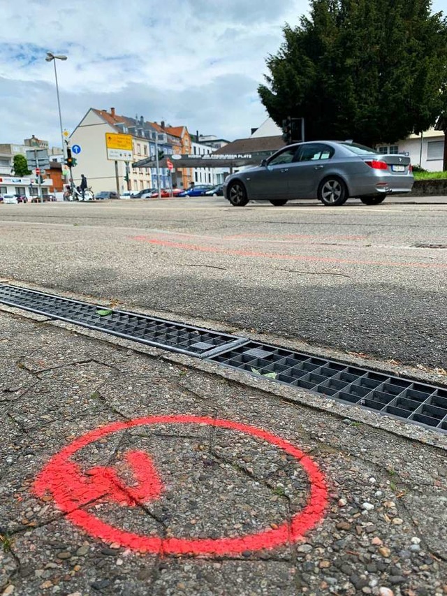 An dieser Stelle am Freiburger Platz t...Jhrige auf den wehrlosen Rentner ein.  | Foto: Helmut Seller