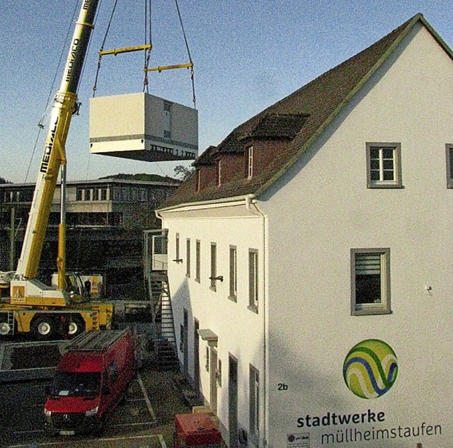 Die neue Schaltanlage fr die  Stadtwe...te 47 Tonnen Gewicht an den Kranhaken.  | Foto: Manfred Lange