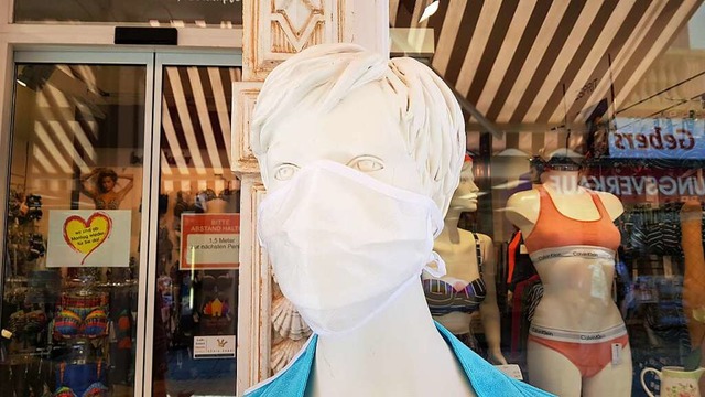 Die Schaufenster-Puppe trgt eine Mund-Nasen-Maske.  | Foto: Christian Kramberg