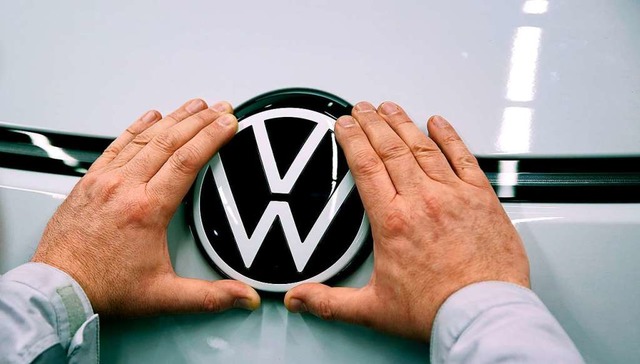 Der Dieselskandal verfolgt VW bis heute.   | Foto: RONNY HARTMANN (AFP)