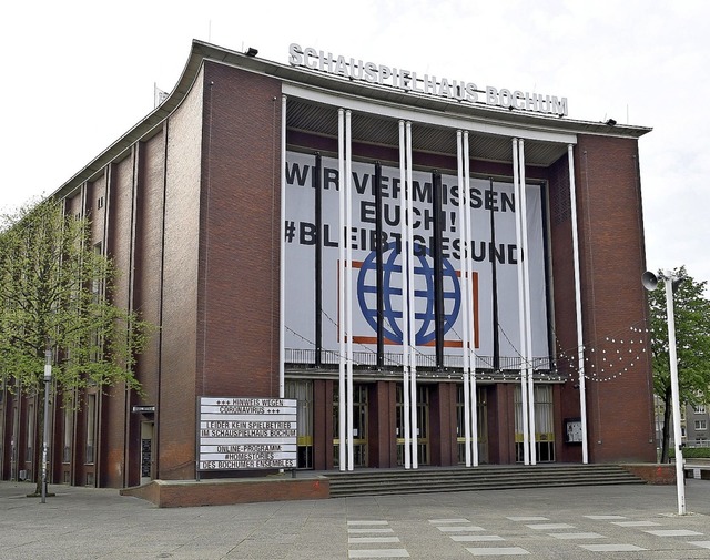 Das Team des geschlossenen Schauspielhauses in Bochum vermisst sein Publikum.   | Foto: Caroline Seidel (dpa)
