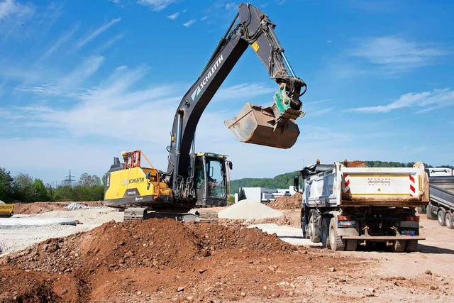 Grobaustelle: Schweres Gert sorgt gr...s fr die  zgige Verlegung der L 138.  | Foto: Robert Bergmann