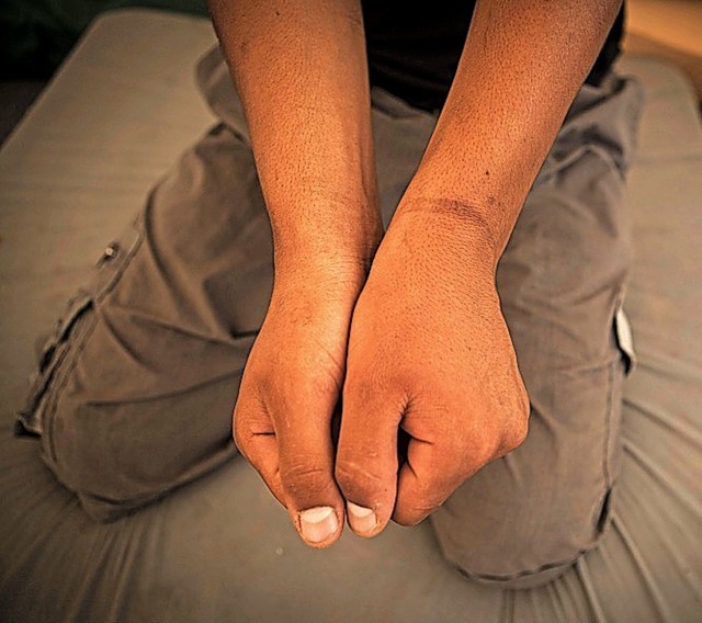 Fesselspuren an den Handgelenken: Auch...en in Syrien zu den Opfern von Folter.  | Foto: dpa