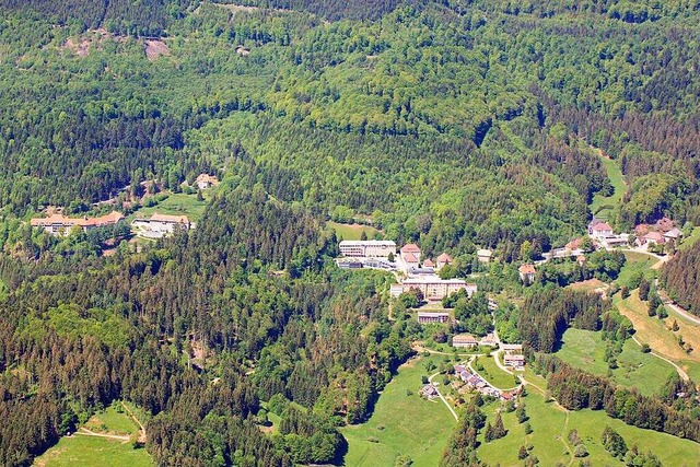 Die Rehaklinik Birkenbuck (links) ist ... der Rehaklinik Kandertal (Bildmitte).  | Foto: Erich Meyer