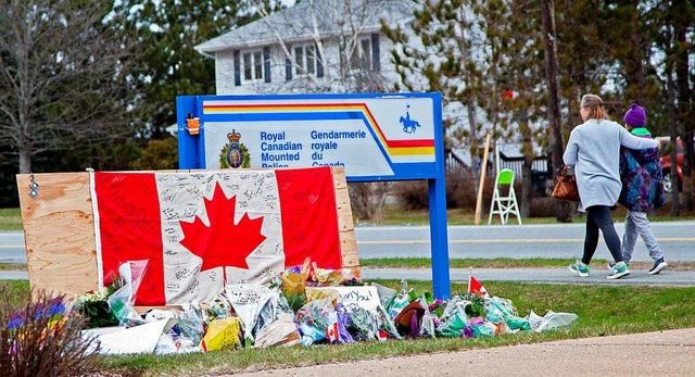 Menschen haben vor der Royal Canadian ...Police in Enfield Blumen niedergelegt.  | Foto: Tim Krochak (AFP)