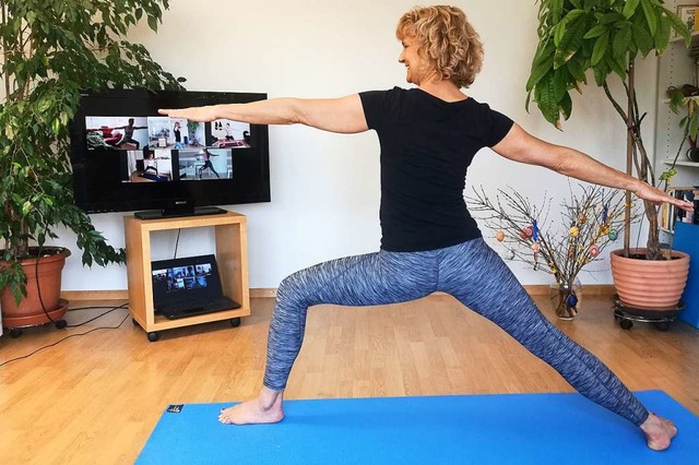 Priska Jessberger hat es gewagt und streamt nun ihre Yoga-Kurse.  | Foto: Priska Jessberger