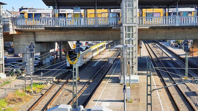 Der Bahnverkehr am Hauptbahnhof Freibu...m Dienstag eingeschrnkt (Archivbild).  | Foto: Sebastian Wolfrum