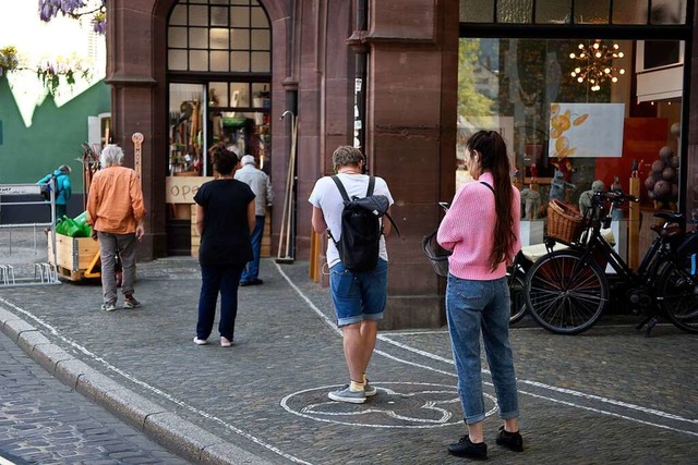 Kundinnen und Kunden halten nach ffnu...Geschft in der Freiburger Innenstadt.  | Foto: Thomas Kunz