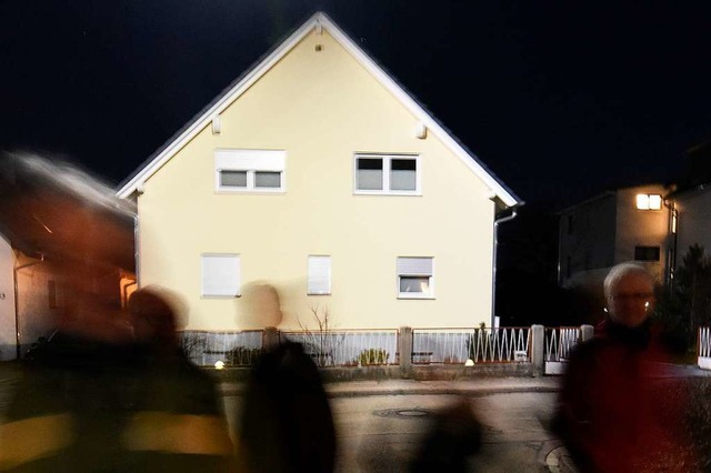 Hell erstrahlt diese Denzlinger Hauswand in der Nacht.  | Foto: Markus Zimmermann