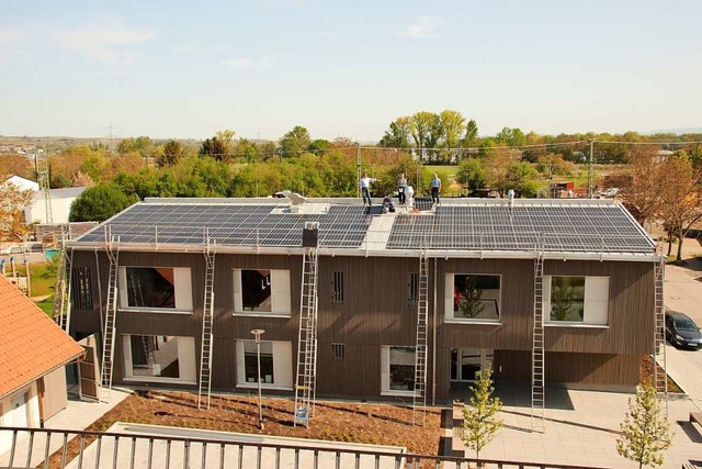 Auf dem Dach des neuen Kindergartens i...te Arbeiten an der Photovoltaikanlage.  | Foto: Mario Schneberg