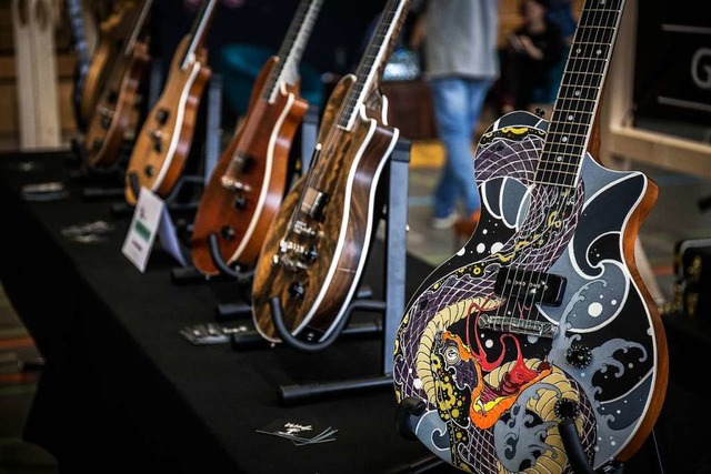 Die selbstgebauten E-Gitarren von Lukas Kindshofer sind ein Hingucker.  | Foto: Felix Kindshofer