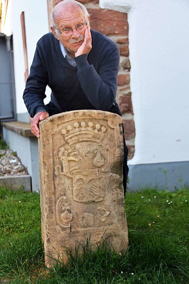 Jochen Winckel, der Herr der Steine, h...ttzt sich auf den  Beroldinger-Stein.  | Foto: Andrea Steinhart