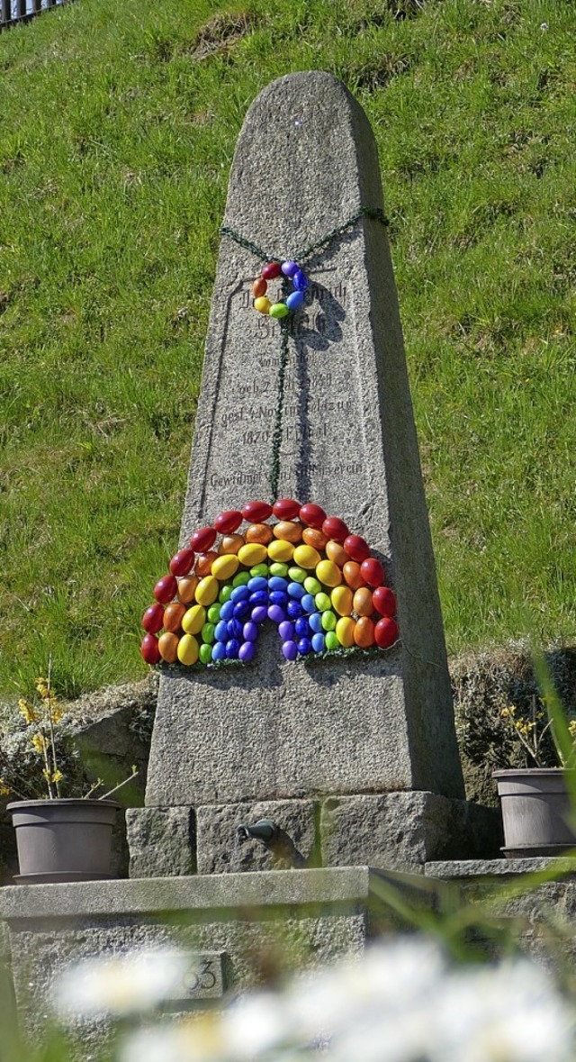 Ein Ostereier-Regenbogen ziert auch dieses Jahr den Endenburger Dorfbrunnen.   | Foto: Martina David-Wenk