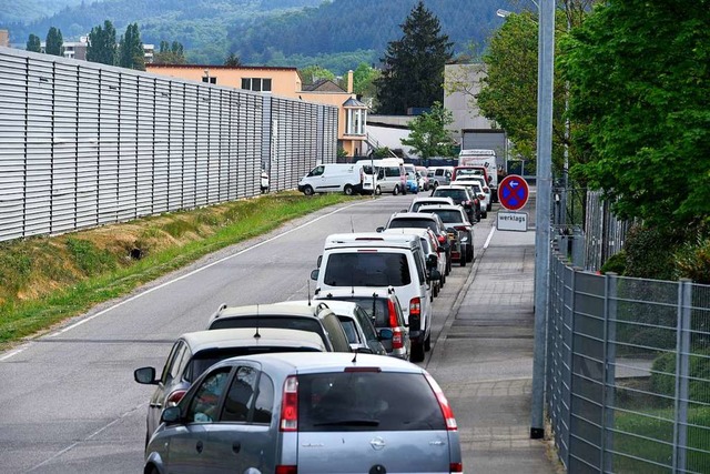 Autoschlange vor dem Recyclinghof St. Gabriel.  | Foto: Thomas Kunz