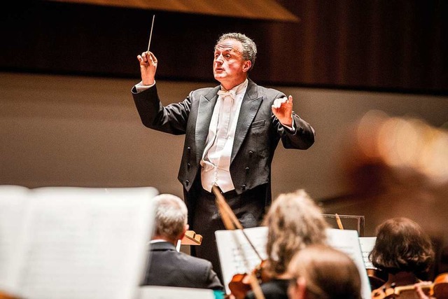 Generalmusikdirektor Fabrice Bollon le...as Philharmonische Orchester Freiburg.  | Foto: Britt Schilling