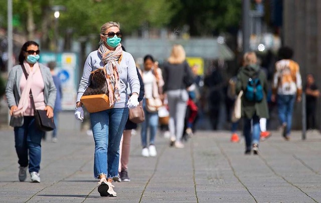 Solche Bilder, wie hier auf der Stuttg...zu sehen, wenn die Maskenpflicht gilt.  | Foto: Marijan Murat (dpa)