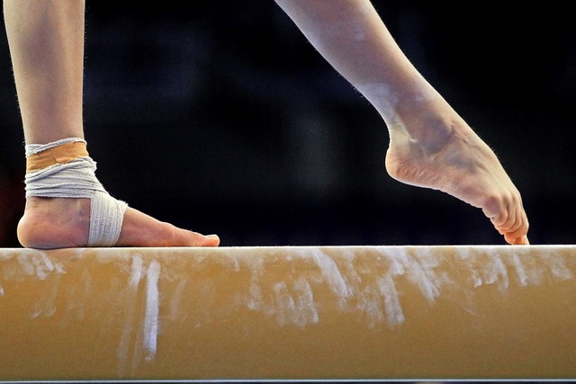 Zehenkontakt  auf dem Dachfirst der Tu... Sehnsuchtsding und Schmerzensgert.    | Foto: Jan Woitas