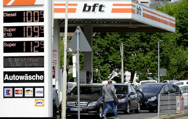 Ein Euro fr den Liter Diesel: Das zahlte man  am Dienstag in Freiburg.  | Foto: Ingo Schneider