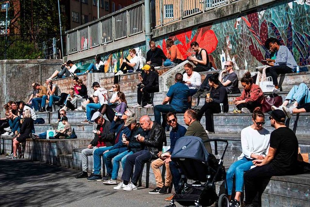 Dicht an dicht in der Sonne. In Stockholm ist der Frhling ausgebrochen.  | Foto: JONATHAN NACKSTRAND (AFP)