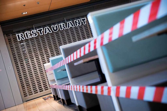 Ein Restaurant in der Europa Passage H...ie Corona-Krise zunehmend zu schaffen.  | Foto: Christian Charisius (dpa)