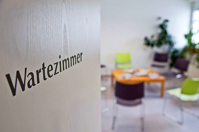 Die Tren der Wartezimmer mssen offen bleiben.  | Foto: Daniel Karmann (dpa)