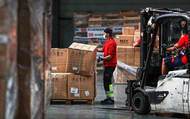 Frisch eingetroffen aus China: Schutzkleidung  | Foto: Christoph Schmidt (dpa)