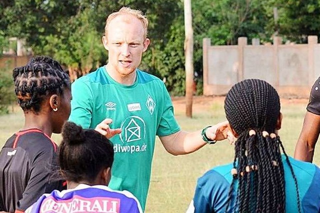 Vergangenes Jahr war Ludwig Vo, ehema...at bei der Trainerausbildung geholfen.  | Foto: Werder Bremen