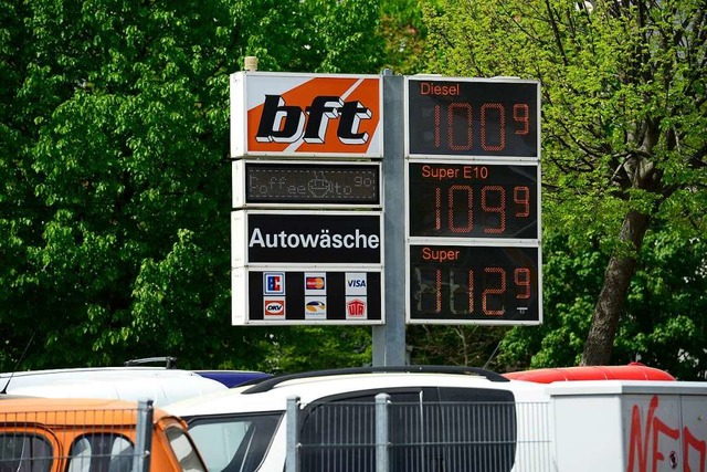 Ein Euro fr den Liter Diesel: Das gab&#8217;s am Dienstag in Freiburg.  | Foto: Ingo Schneider