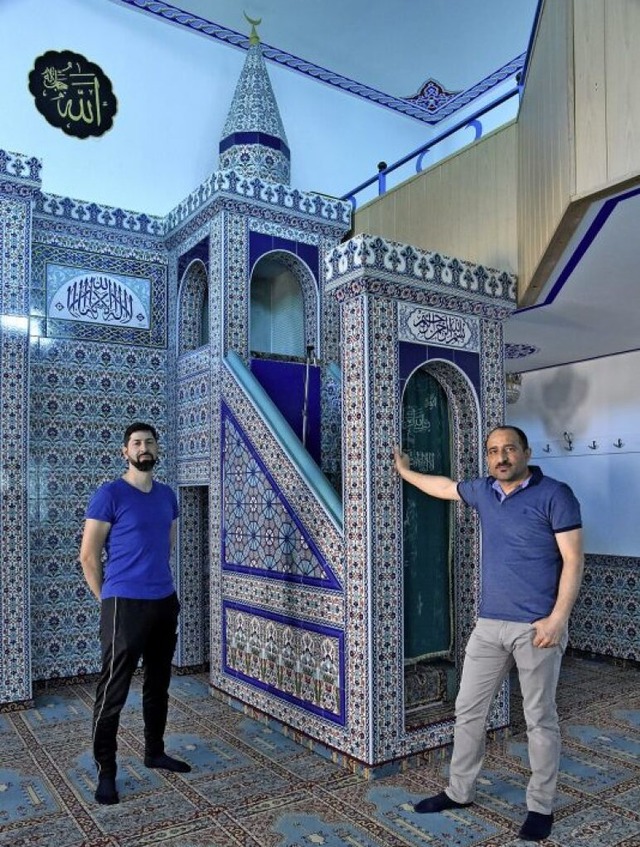 Yanik mer (links) und Ihsan Dastan be...Yunus-Emre-Moschee  leer bleiben wird.  | Foto: Markus Zimmermann