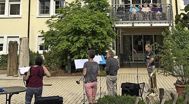 Schon zum zweiten Mal spielten Musiker... Seniorenheims St. Georg in Neuenburg.  | Foto: Jrgen Minden