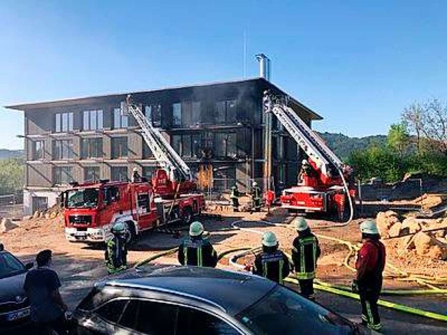 An einem noch in Bau befindlichen Geb...wochnachmittag zu einem Fassadenbrand.  | Foto: FFW Waldkirch