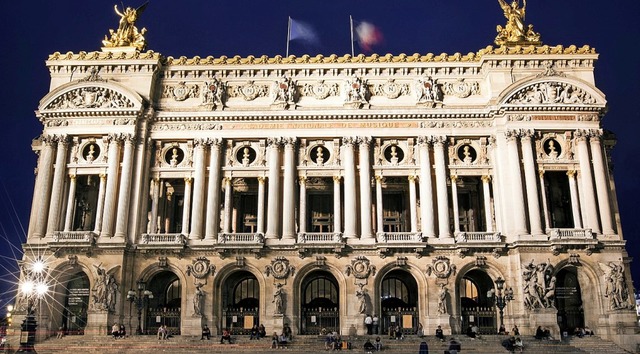 Opernhaus in Paris: das beleuchtete Palais Garnier  | Foto: Etienne Laurent (dpa)