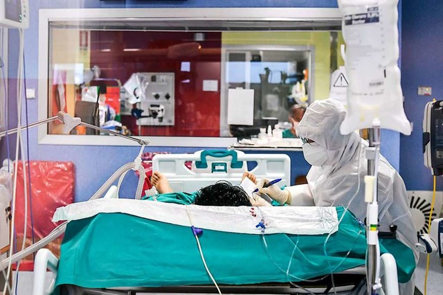 Medizinisches Personal betreut einen Covid-19-Patienten in Mailand (Symbolbild)  | Foto: Claudio Furlan (dpa)