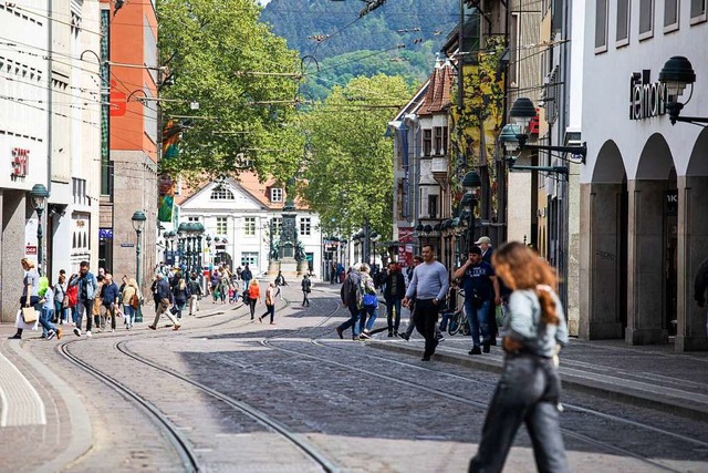 Auch in der Freiburger Innenstadt ist ... immer noch recht strenger Regelungen.  | Foto: Philipp von Ditfurth (dpa)