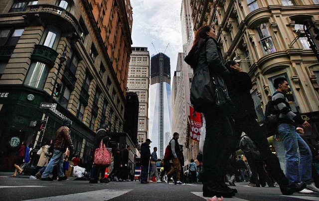 Ein Bild aus den engen Straenschlucht...atzer One World Trade Center zu sehen.  | Foto: MARIO TAMA