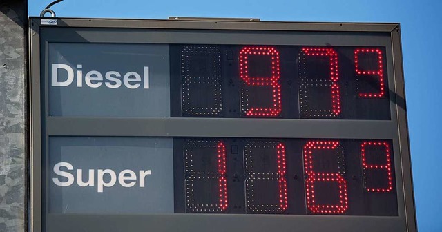 Durch den sinkenden lpreise, fallen auch die Preise fr Benzin.  | Foto: Daniel Reinhardt (dpa)