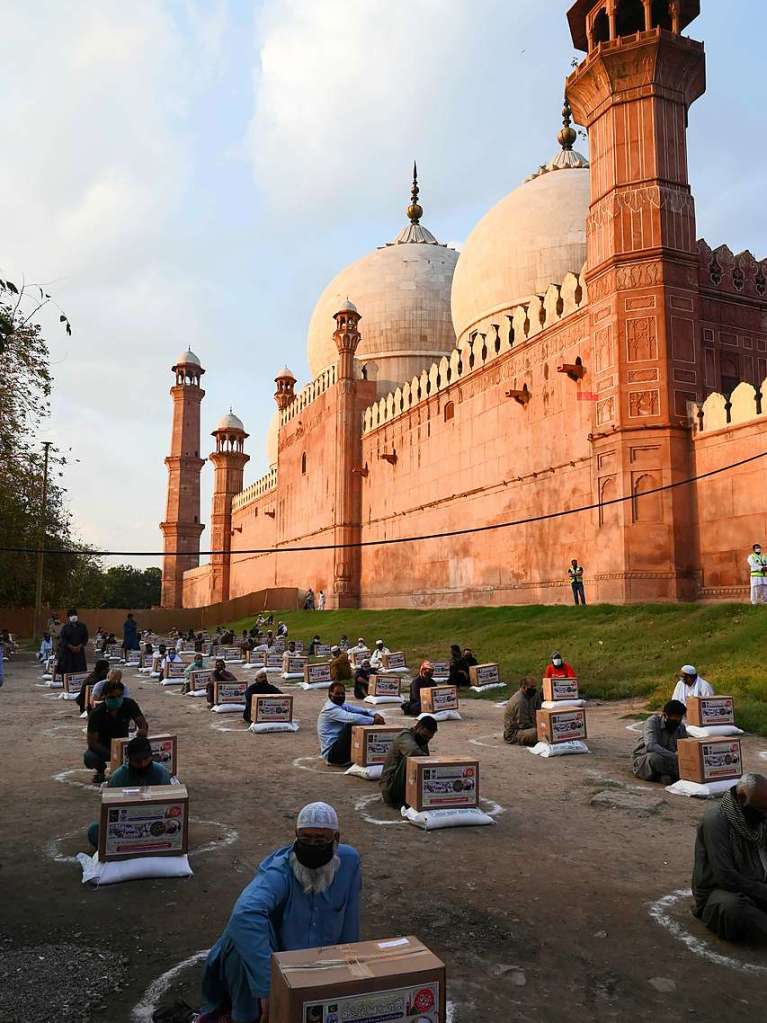 Diese Menschen in Lahore, Pakistan, haben gerade kostenlos Essen bekommen und halten jetzt den Sicherheitsabstand zueinander.