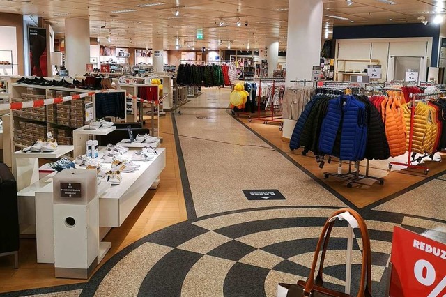 Ein Kleiderstnder sperrt bei Karstadt im Erdgeschoss die Verkaufsflche ab.  | Foto: Ralf Burgmaier