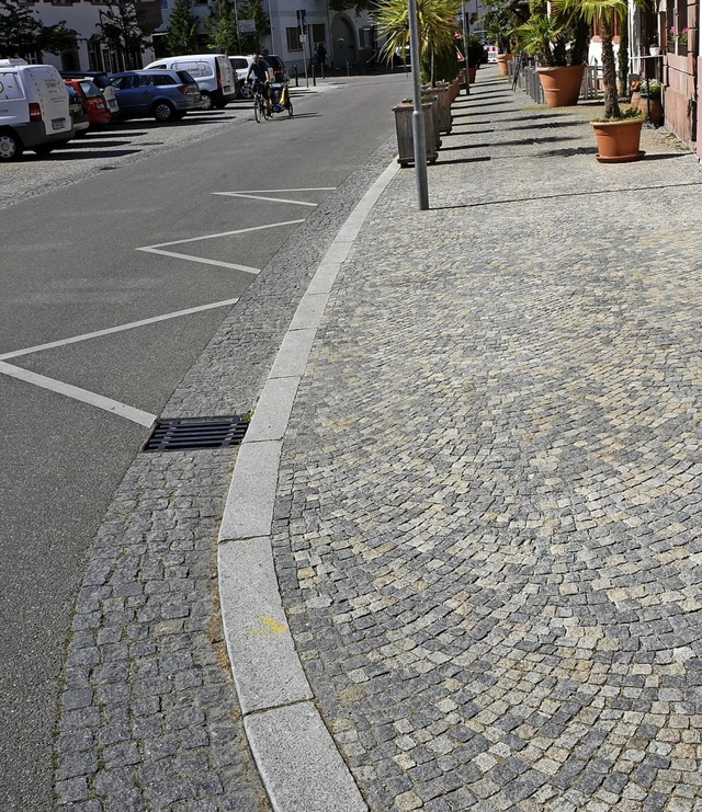 In Malterdingen soll der Gehweg zwisch...nd mit  Plattenstreifen ebener werden.  | Foto: Benedikt Sommer