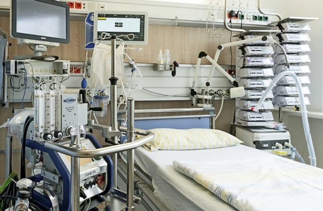 Krankenhuser mssen ihre Kapazitt von Intensivbetten melden.  | Foto: Ronald Bon (dpa)