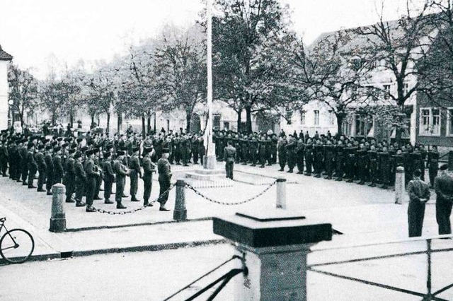 Im April 1945 endete der Krieg und es ...issen ihrer Flagge auf dem Marktplatz.  | Foto: Archiv Leppert