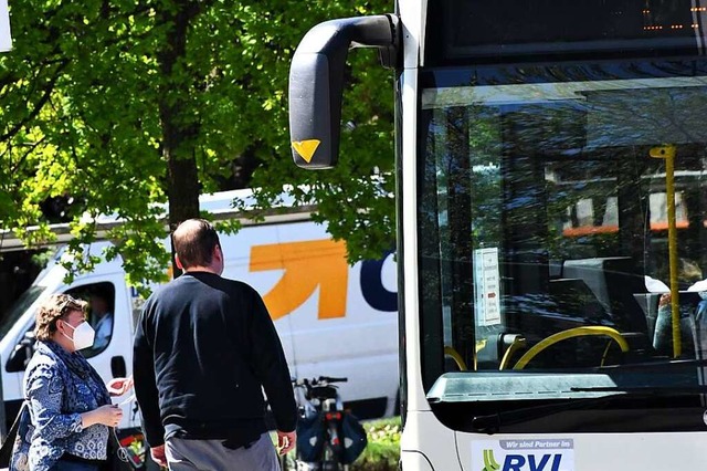 Von Montag an gilt in Bussen und Bahnen eine Maskenpflicht.  | Foto: Barbara Ruda