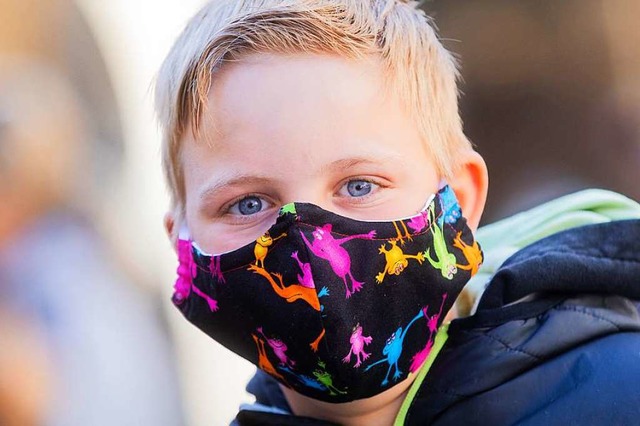 Wenn schon mit Maske, dann bunt  | Foto: Rolf Vennenbernd (dpa)